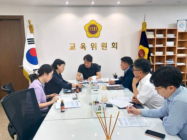 지난 28일 인천시의회 교육위원회 이용창 위원장과 정종혁, 이순학, 김명주 시의원, 인천시교육청 서은선 학교설립과 과장이 9월 개교 예정인 신검단초등학교 교명 변경에 대해 긴급 현안 감담회를 실시했다< 인천시의회 제공>