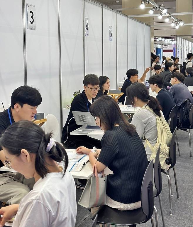 한신대 입학사정관 및 입학 관계자가 수험생과 학부모를 대상으로 입학 상담을 진행하고 있다.