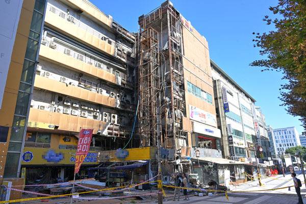 지난 27일 통제된 구월동 로데오 화재 현장 모습. <기호일보 DB>