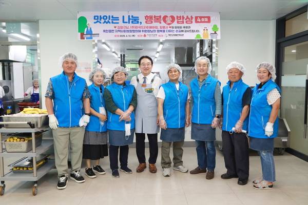 ▲ 지난 6월 황규철(왼쪽 네번째) 옥천군수가 옥천군장애인복지관에서 '맛있는 나눔 행복애(愛) 밥상''행사 후 기념촬영을 하고 있다. 옥천군 제공
