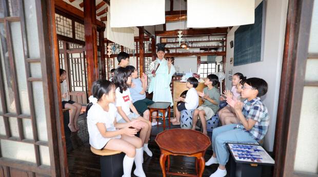 광주광역시 동구 인문학당 여름방학 캠프에 참가한 초등학생들이 29일 동구 인문학당에서 김광남 훈장선생님의 왜 고사성어인가의 주제 강의에 앞서 전통한옥을 배경으로 포즈를 취하고 있다.김양배 기자