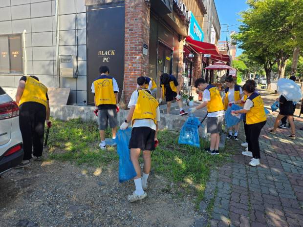 지난 26일 광양시 광양읍 덕례리 일원에서 사회·봉사 단체와 광양읍사무소 직원들이 환경정화 활동을 펼치고 있다. 광양시 제공