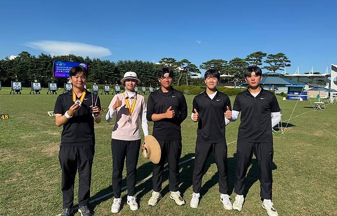 한국중고양궁연맹 회장기와 문화체육관광부장관기 시도대항 양궁대회에서 금메달 2개, 은메달 1개, 동메달 3개를 수확한 광주체고 선수단. 왼쪽부터 심유한, 전지현, 김성용, 배정원,조성철 <광주체고 제공>