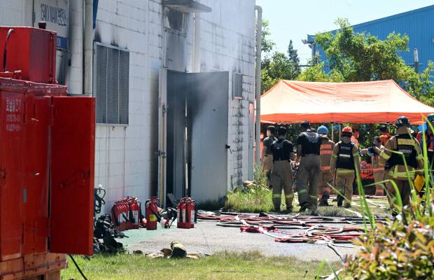 29일 오전  영암군 삼호읍 삼호일반산업단지 HD현대삼호 내 변전실에서 불이 나 소방 당국이 진화 작업을 하고 있다. /나명주기자mjna@kwangju.co.kr