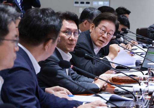 이재명 대통령이 29일 서울 용산 대통령실 청사에서 열린 국무회의에서 윤호중 행정안전부 장관에게 산재 관련 발언을 하고 있다. /연합뉴스 제공