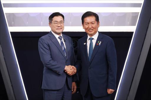 2차 토론회에서 악수하는 박찬대ㆍ정청래 후보. 사진=연합뉴스