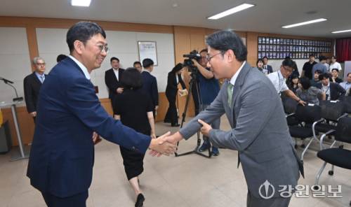 춘천지방검찰청 제73대 이응철 검사장 취임식이 29일 춘천지검 대회의실에서 열렸다. 이 검사장(왼쪽)이 취임식을 마친 후 직원들과 인사를 나누고 있다. 박승선기자