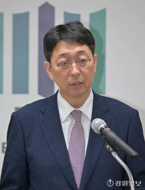 춘천지방검찰청 제73대 이응철 검사장 취임식이 29일 춘천지검 대회의실에서 열려 이 검사장이 취임사를 하고 있다. 박승선기자