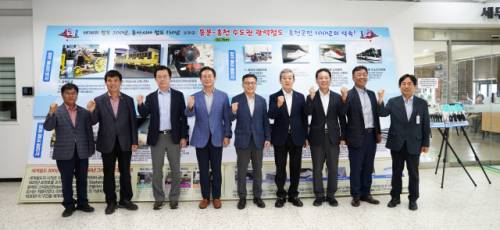 ◇홍천군은 29일 군청 1층 현관에서 신영재 홍천군수, 이영욱·홍성기 도의원, 전명준 홍천문화재단 이사장, 김희락 한국철도산업협회 상임부회장, 김공수 국가철도공단 기획본부장, 이용상 한국철도문화재단 이사장 등이 참석한 가운데 ‘세계 철도 역사 사진 전시회’를 개최했다.