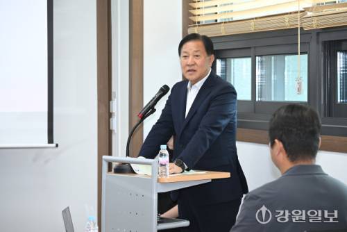 ◇‘다 키워드림, 1억 5천 평창플랜’을 발표하는 심재국 군수.