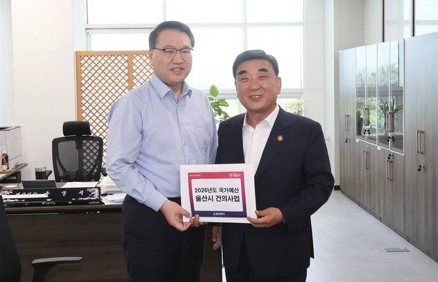김두겸 울산시장이 29일 정부세종청사를 방문해 기획재정부 유병서 예산실장을 만나 카누슬라럼 센터 건립 등 2026년도 국비 주요사업에 대해 설명하고 국가예산 반영을 건의했다. 울산시 제공
