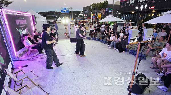 울산 동구가 지역특화 청년 사업으로 추진하는 일삶힐링 버스킹 공연 지원사업 'THE STAGE ON'이 지난 28일부터 동구 일산청년광장에서 시작됐다. 울산 동구청 제공
