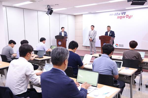 박일동 경남도 문화체육국장이 29일 오후 도청 프레스센터에서 창원NC파크 시설 개선 등 지원 대책을 설명하고 있다. /경남도