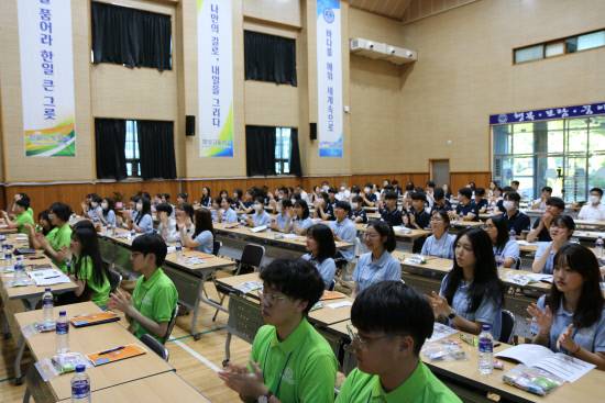 남해해성고등학교에서 지난 28일 한국, 중국, 일본, 베트남 4개국 7개 고등학교가 참여한 '제1회 보물섬국제학술포럼'이 열리고 있다. 사진=남해해성고