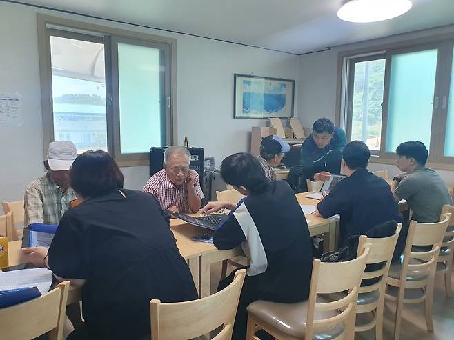 문경시가 현장을 찾아 지적재조사에 따른 경계를 협의하는 모습. /문경시 제공