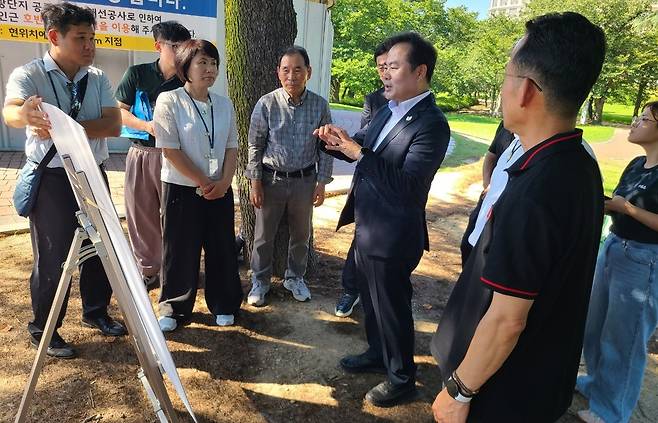 김학홍 행정부지사가 지난 28일 경주시를 방문해 APEC 정상회의장과 보문단지 가로수 생육 상태를 점검하고 있다./경북도 제공