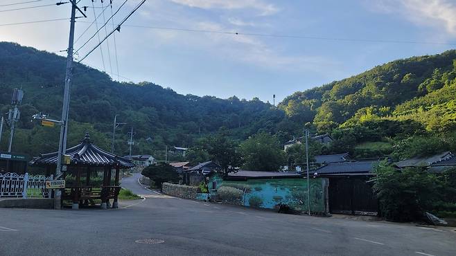 문경돌리네습지가 있는 읍실마을. /고성환 기자