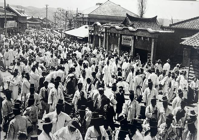1930년대 안동 시내 중심가인 신한은행 앞 장날 풍경. /재단법인 경안노회유지재단