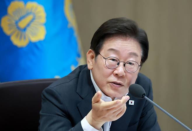 이재명 대통령이 29일 서울 용산 대통령실 청사에서 열린 국무회의에서 산불, 산사태 대책 논의를 하며 송미령 농림축산식품부 장관에게 질문을 하고 있다. /연합뉴스