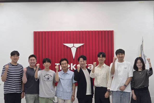 트렉스타 권동칠(왼쪽 네 번째)대표와 크리스틴컴퍼니 이민봉(왼쪽 다섯 번째) 대표가 지난 24일에 협업을 위한 업무 미팅을 진행했다. 트렉스타 제공