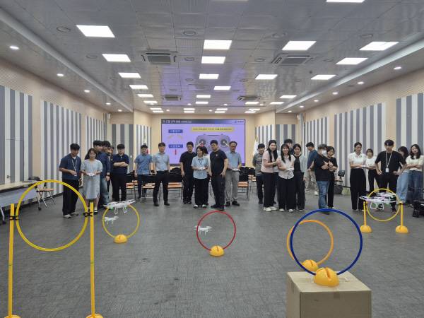 경주시가 지난 28일 시청 내 대회의실에서 직원을 대상으로 '드론 역량 강화 교육'을 실시하고 있다. 경주시