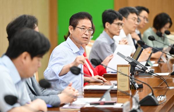 29일 경북도청 회의실에서 열린 '국제행사 유치전략 수립 보고회'에서 이철우 경북도지사가 발언하고 있다.