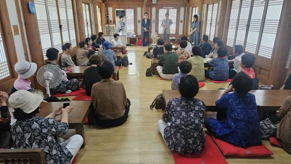 청도여성대학과 대구한의대학교 관계자들이 프로그램을 마친 뒤 단체 기념 촬영을 하고 있다. 대구한의대.