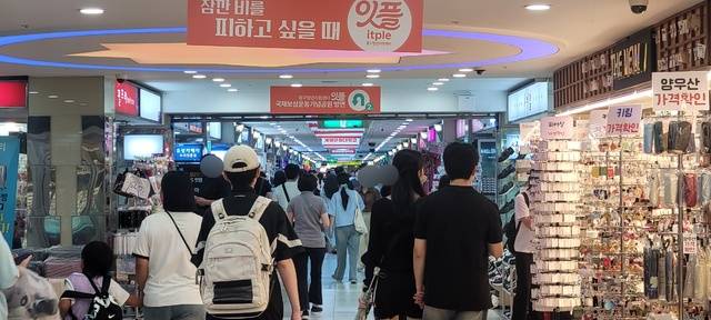 대구 중구 동성로 일대 상권이 활기를 되찾고 있는 가운데, 대구도시철도 중앙로역 지하상가인 대현프리몰 대구점에도 시민들의 발걸음이 이어지고 있다. 권영진 기자