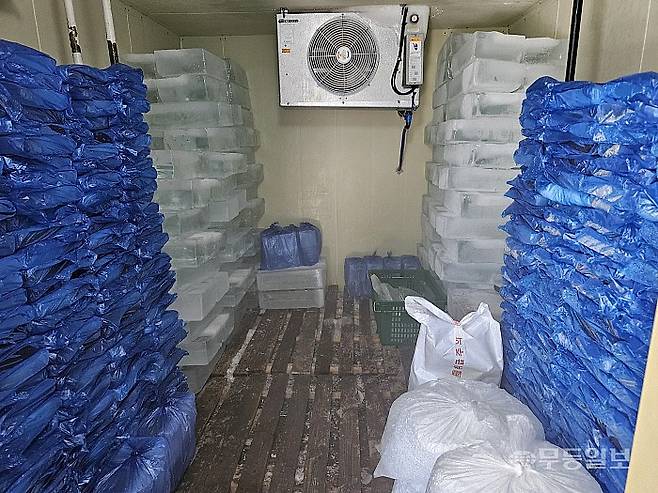 28일 광주 북구 말바우시장 인근 한 얼음가게 창고에 얼음이 쌓여있다. 강주비 기자