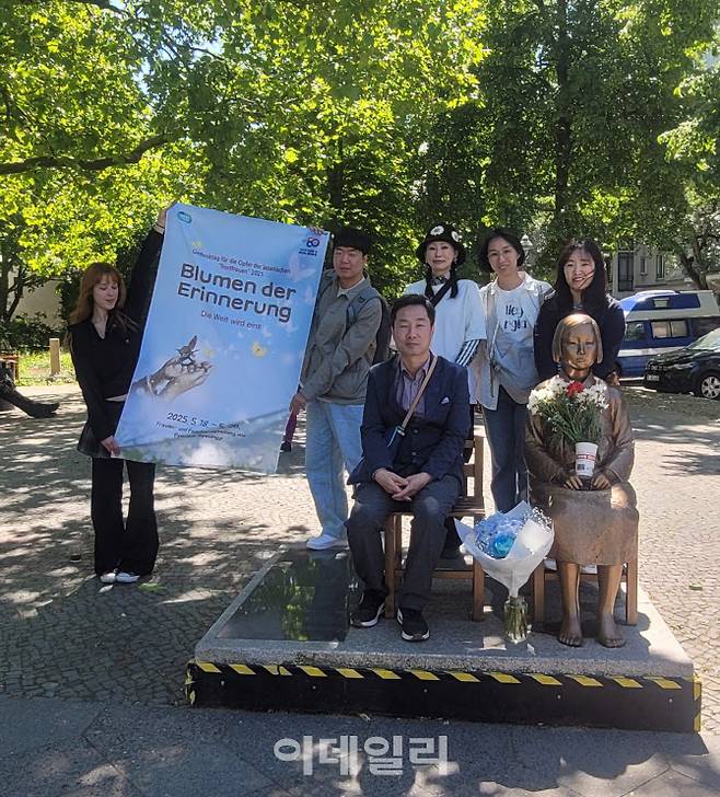 경기도가 광복 80주년을 맞아 추진한 ‘평화의 꽃배달’에 참여한 독일 쾰른 교민들이 현지에 설치된 평화의 소녀상에 헌화 후 기념사진을 찍고 있다.(사진=경기도)