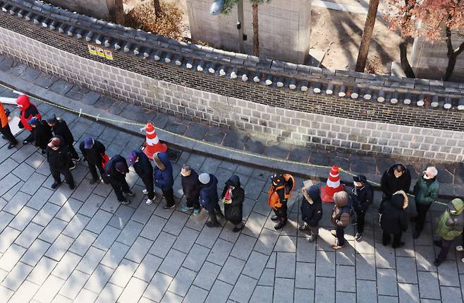 종로구 탑골공원 원각사 노인무료급식소 앞에 어르신들이 점심식사를 위해 줄지어 서 있다. (사진=연합뉴스)