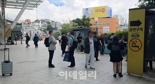 서울역 광장 금연구역 앞에서 흡연하는 시민들 (사진=염정인 기자)