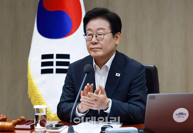 이재명 대통령이 29일 서울 용산 대통령실 청사에서 열린 국무회의에서 신임 국무위원을 향해 박수치고 있다.(사진=뉴시스)