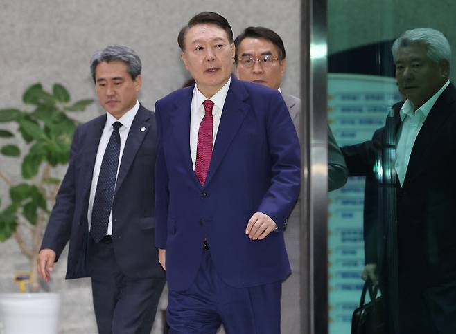 윤석열 전 대통령이 지난 5일 내란 특검 2차 조사를 마치고 조은석 특별검사팀 사무실이 있는 서울 서초구 서울고검을 나서고 있다. (사진=공동취재단)