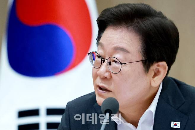 이재명 대통령이 29일 서울 용산 대통령실 청사에서 열린 국무회의에서 참석자들과 중대재해 반복 발생 근절 대책 관련 토론을 하고 있다.(사진=뉴시스)