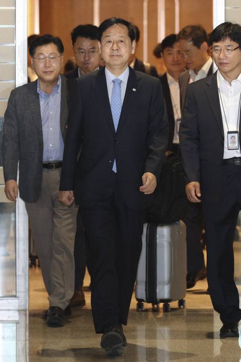 구윤철 부총리 겸 기획재정부 장관이 29일 미국 워싱턴D.C.행 비행기를 탑승하기 위해 인천국제공항에 들어서고 있다. 그는 오는 31일(현지시간) 스콧 베선트 미국 재무장관과 관세 협상 벌인다. (사진=이데일리 이영훈 기자)