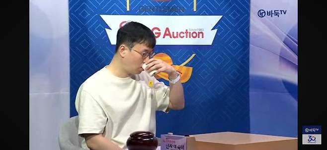 대국에 앞서 음료를 마시며 긴장을 풀고 있는 조한승 9단.(사진 바둑TV 캡처)