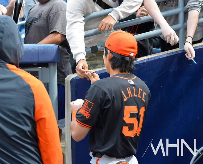 &nbsp;(이정후가 경기 전 팬들의 사인요청에 응해주고 있다)