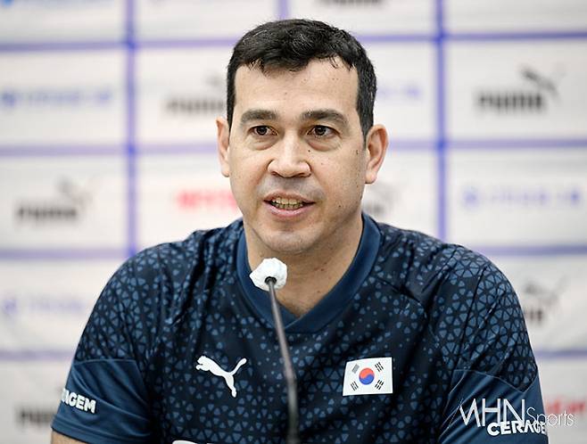 페르난도 모랄레스 감독