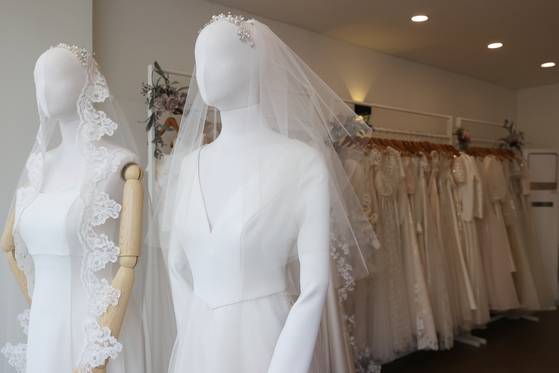 결혼식을 치르는 데 들어가는 비용이 평균 2000만원을 넘는 것으로 조사됐다. 결혼식장 1인당 식대 중간가격은 5만 8000원, 강남 지역은 8만 3000원으로 나타났다. 사진은 기사와 무관. 〈사진=연합뉴스〉