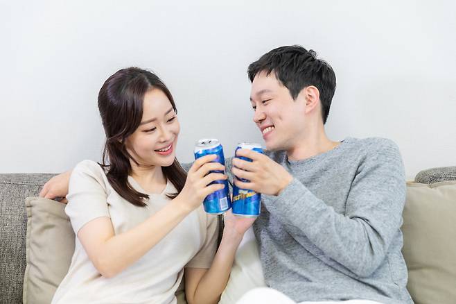 알코올은 처음엔 졸음을 유도하지만, 수면 후반부에 깊은 잠을 방해해 자주 깨게 만든다. [사진= 게티이미지뱅크]