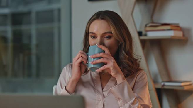 카페인은 최소 6시간 이상 체내에 남아 있어 수면을 방해할 수 있다. [사진= 게티이미지뱅크]