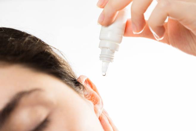 귀에 용액을 넣고 있는 모습. [사진= 게티이미지뱅크]