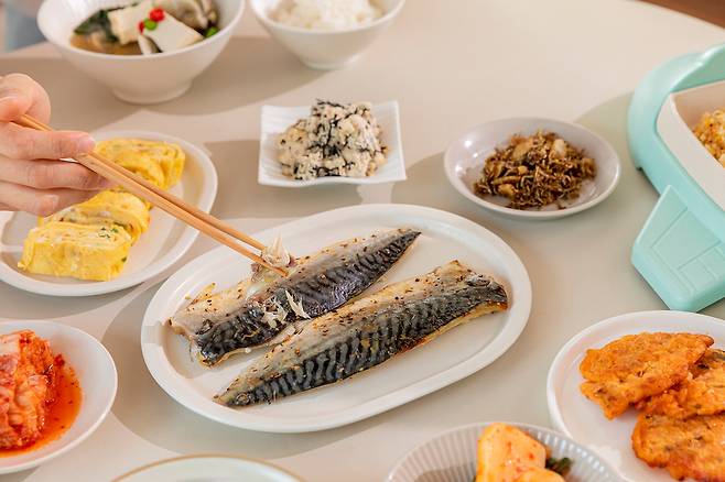 밥 먹을 때 채소, 단백질 음식을 충분히 곁들이면 혈당 급상승 억제 도움이 된다. [사진=클립아트코리아]