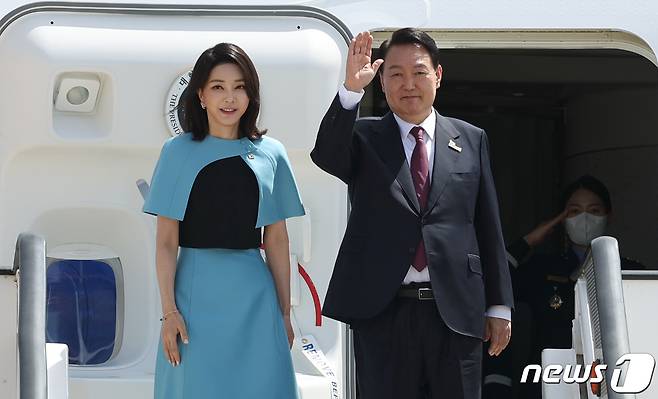 윤석열 대통령과 김건희 여사가 30일 오후(현지시간) 3박5일 동안 나토(NATO 북대서양조약기구) 정상회의 첫 순방을 마치고 스페인 마드리드 바라하스 국제공항에서 공군1호기에 탑승해 손을 들고 있다. (대통령실사진기자단) 2022.6.30/뉴스1 ⓒ News1 오대일 기자