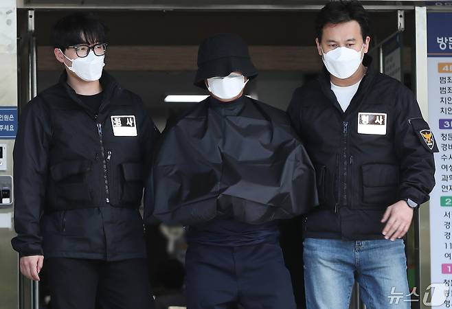 특정범죄가중처벌법(특가법)상 보복살인 혐의를 받는 50대 유튜버 A씨가 16일 오전 부산 연제구 연제경찰서에서 검찰로 송치되고 있다. 2024.5.16/뉴스1 ⓒ News1 윤일지 기자