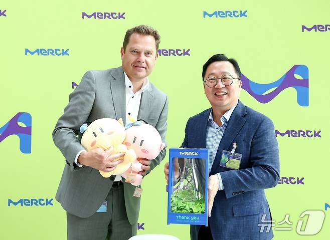 이장우 대전시장은 28일(현지시각) 독일 다름슈타트에 위치한 머크(Merck) 본사를 방문해, 장–샤를 위르트(Jean-Charles Wirth) 신임 라이프 사이언스 CEO와 기념품을 전달하고 있다.(대전시 제공. 재판매 및 DB금지)2025.7.29/뉴스1