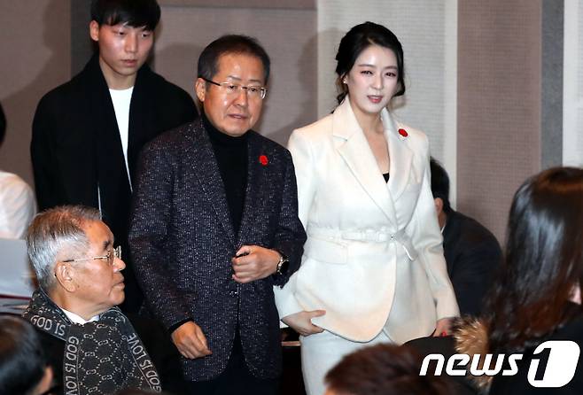 2018년 12월 26일 당시 홍준표 자유한국당 전 대표와 배현진 비대위 대변인이 서울 중구 한국프레스센터에서 열린 보수 진영 싱크탱크인 ‘프리덤코리아’포럼 창립식에 참석하고 있다.2018.12.26/뉴스1 ⓒ News1 DB