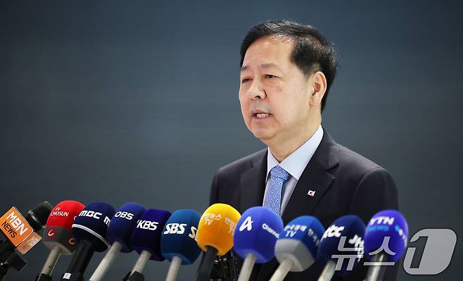 구윤철 경제부총리 겸 기획재정부 장관이  29일 오전 인천국제공항 제2터미널을 통해 미국으로 출국에 앞서 취재진 질문에 답변하고 있다. 2025.7.29./뉴스1 ⓒ News1 김진환 기자