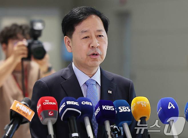 구윤철 경제부총리 겸 기획재정부 장관이 29일 오전 인천국제공항 제2터미널을 통해 미국으로 출국에 앞서 발언하고 있다. 2025.7.29/뉴스1 ⓒ News1 김진환 기자
